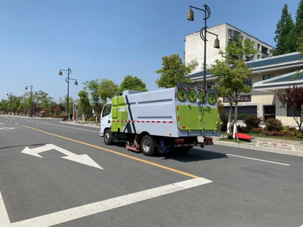 东风小多利卡吸尘车