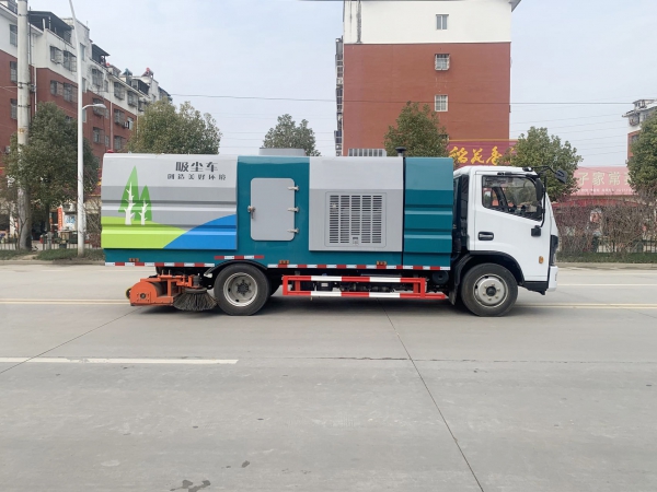 东风大多利卡后置吸尘车