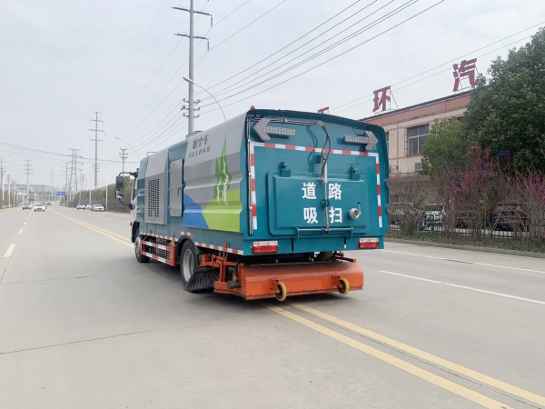 东风大多利卡后置吸尘车