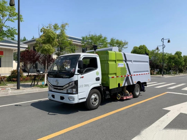 东风小多利卡吸尘车